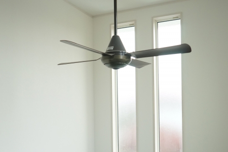 吹き抜け部にシーリングファンを取り付ける