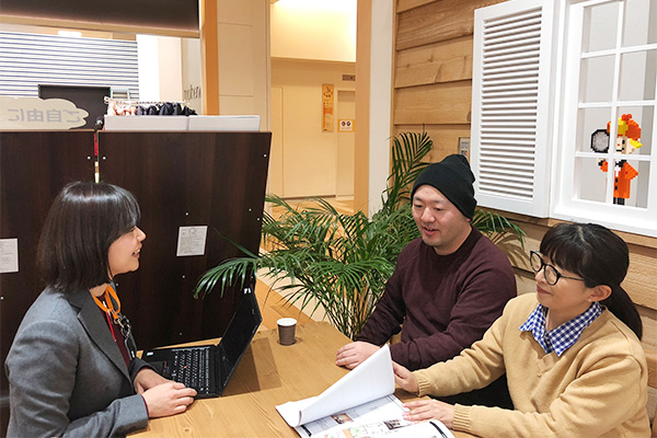 LIFULL HOME'Sの住まいの窓口は、"無料"で何度でも利用できて、住宅の専門アドバイザーとの二人三脚で家づくりを進めるていきます。