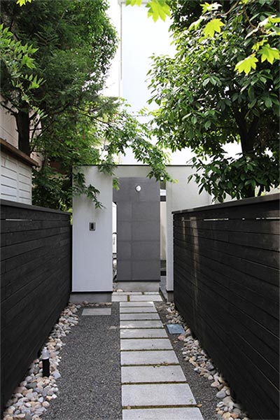 旗竿地の玄関アプローチのお洒落アイデアの写真1