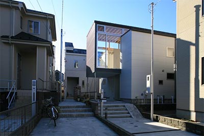 旗竿地の玄関アプローチのお洒落アイデアの写真2