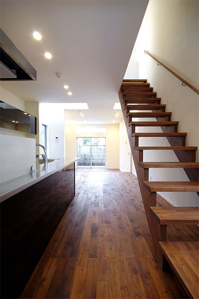 うなぎの寝床の変形地ではトップライト(天窓)を設けると光を取りこめやすい