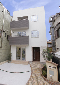 敷地30坪・建坪13坪の3階建て5LDKの狭小住宅[本体価格1,600万円]の外観写真