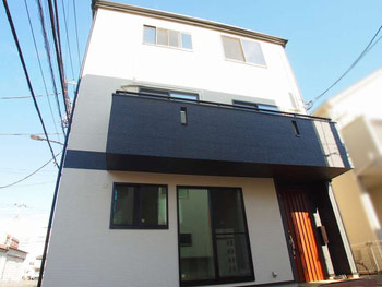 敷地25坪・建坪13坪の3階建て5LDKの狭小住宅[本体価格2,000万円]の外観写真