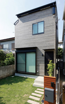 敷地26坪・建坪10坪の2階建ての狭小住宅[本体価格1,577万円]の外観写真